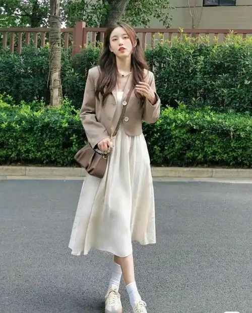 女生穿西装外套下半身该如何搭配衣服呢?