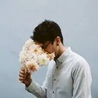 捧花遮脸男生帅哥微信头像【点击鼠标右键下载】