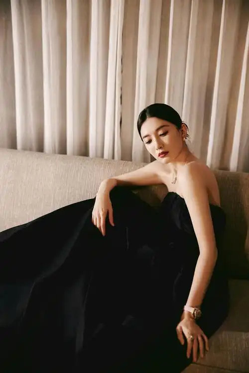 江疏影穿黑色抹胸裙露美背 抹红唇优雅迷人