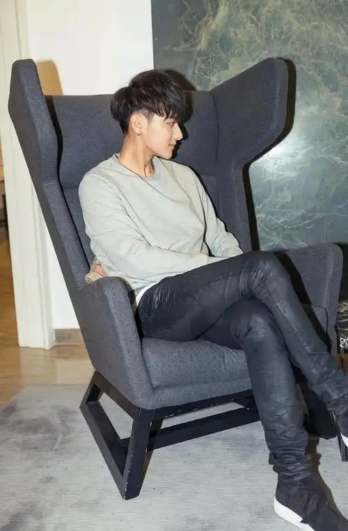 吴彦祖真的没得说,我发现他侧脸照特别多.