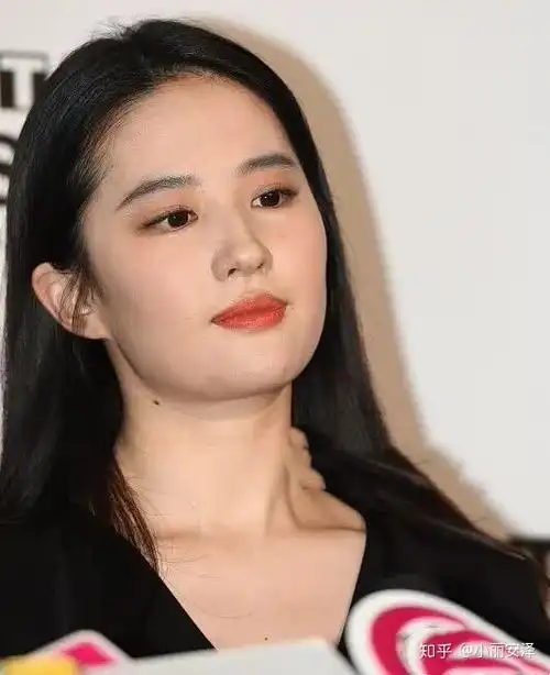 今天看到刘亦菲在参加某活动的两张照片,后面跟了一大批评论,都是说