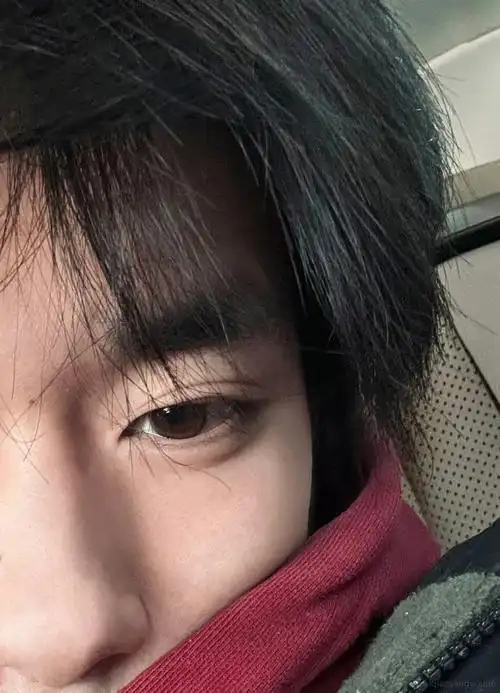 易烊千玺超话#易烊千玺网站更新#  先天自拍圣体.