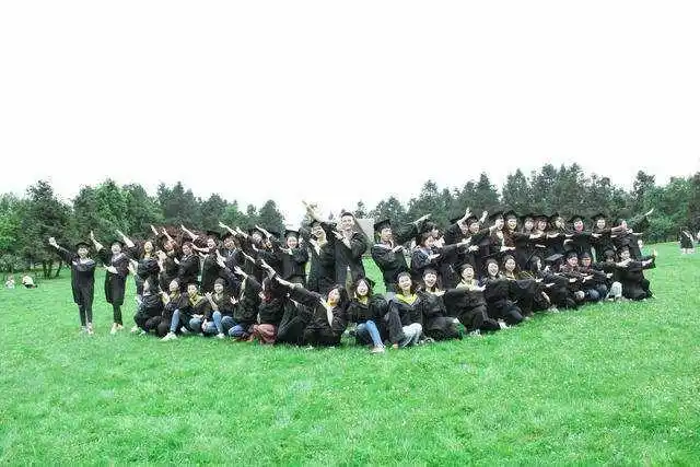 集体拍照的姿势第二个游戏是心有灵犀——模仿照片摆出特定的合照姿势