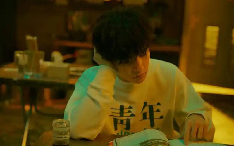 易烊千玺成人礼帅气图片桌面壁纸