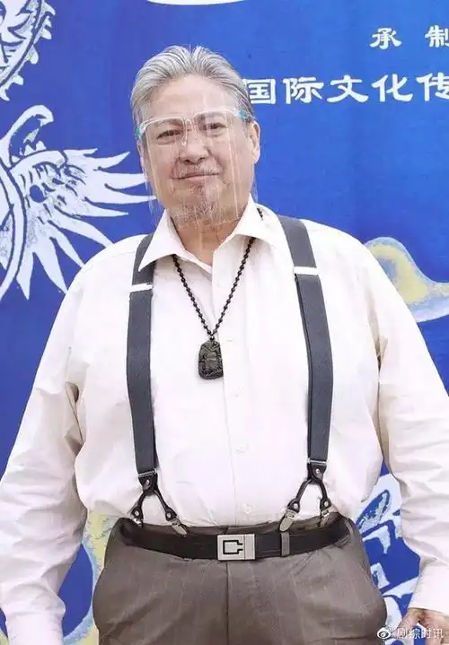 洪金宝近况曝光 拄拐杖现身开镜小跑上台