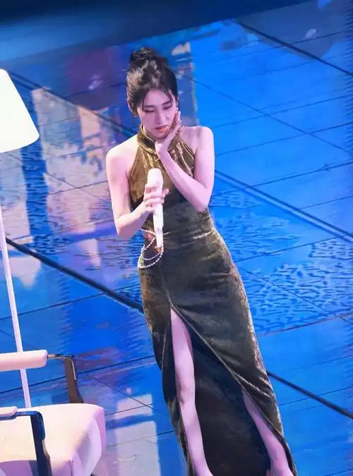 星光璀璨夜张碧晨身着旗袍踏着高跟尽显性感魅力