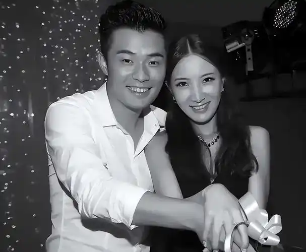 回顾陈赫:二婚娶大1岁张子萱,婚后连生二胎,如今一家四口其乐融融