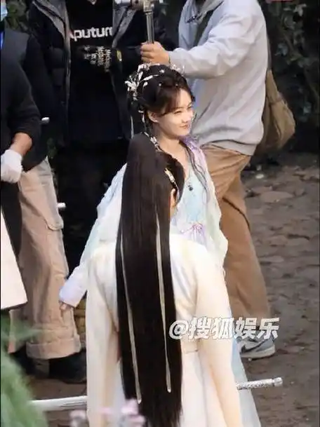 李一桐在狐妖片场跳舞##年年有娱