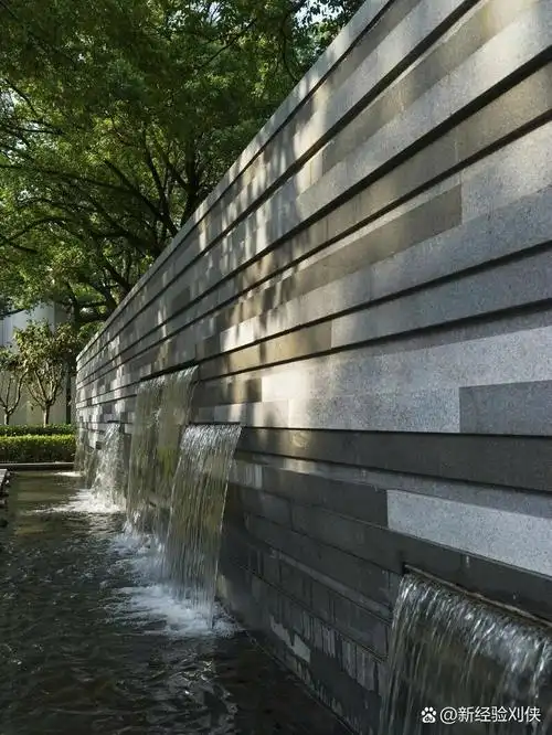 庭院常规设计要素之流水景墙 流水景墙也称水幕墙,是一种专门装饰用的