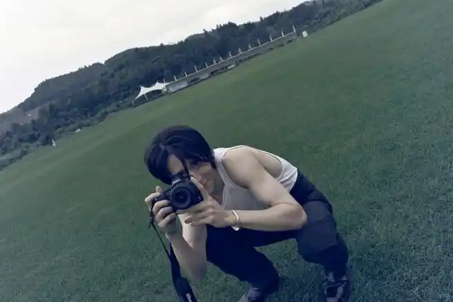 写真#78#张新成郊外氛围感大片#厚密草地上肆意奔跑,累了就歇歇脚