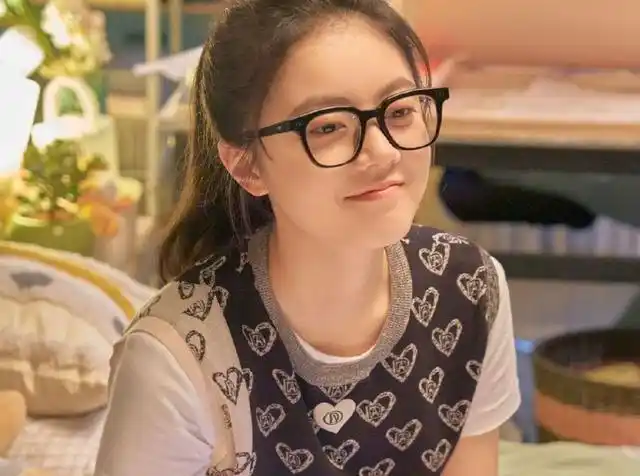 少年派2中林妙妙为了和钱三一约会所化的妆像极了佟湘玉