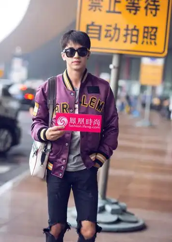 许魏洲出发纽约时装周看秀 穿夹克的小哥哥机场秀长腿