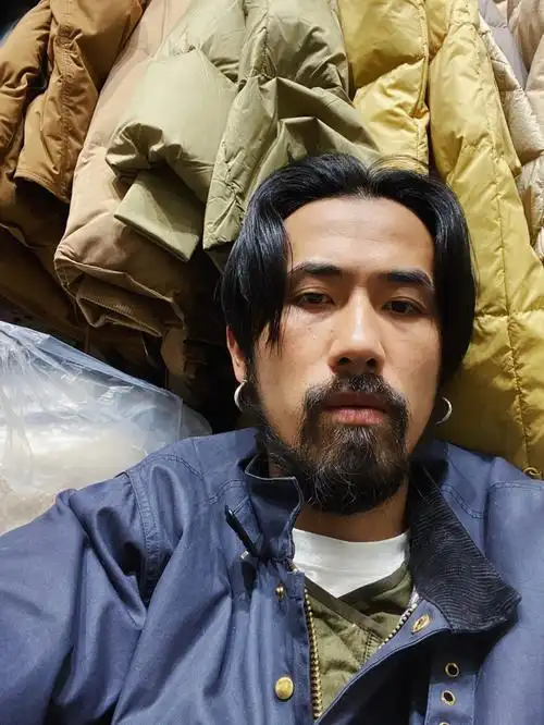 忧郁的眼神唏嘘的胡渣子在市场中着实显眼