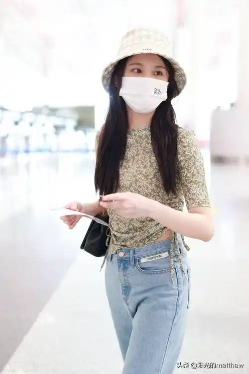 张慧雯渔夫帽搭印花t恤牛仔裤 灵动可爱俏皮漂亮_张慧雪_机场_牛仔裤