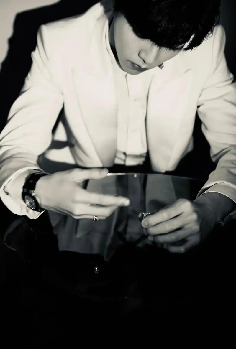 陈立农西装黑白时尚写真图片