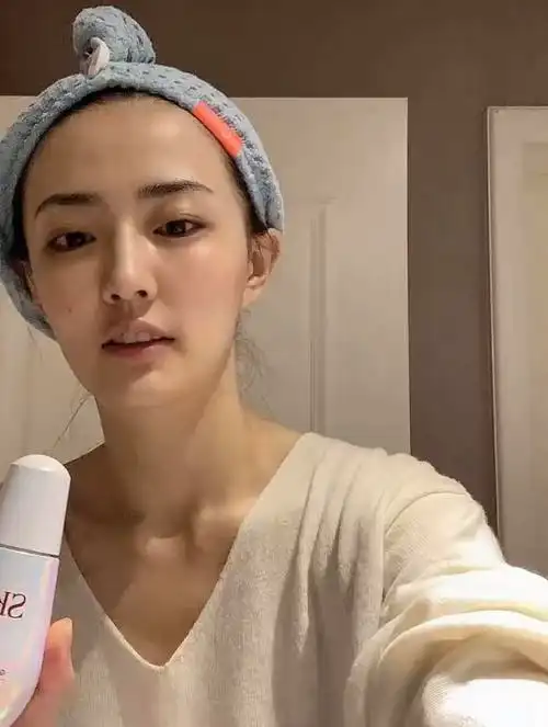 徐璐素颜录护肤视频,光是眼部护理就用4款产品,果然是女明星