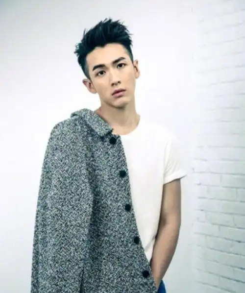 28岁柯震东开豪车去剪头,身材发福似宅男,违规停车或被罚款