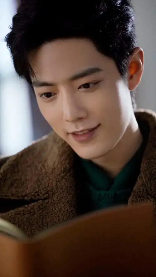 肖战晒日常工作照,穿西装嘟嘴反差萌,提醒粉丝秋天保暖好温柔