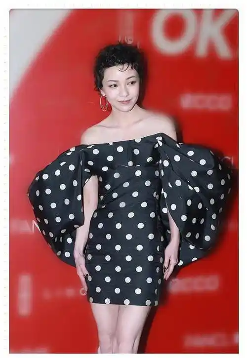 原创郭采洁玩大了海胆头配波点裙虽时髦亮眼但少女感却没了