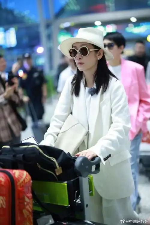 《花儿与少年好友记》最新路透图释出,今天机场出发的大姐秦海璐超话