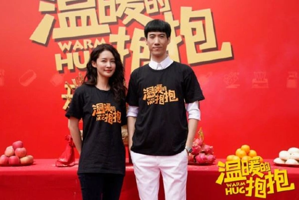 电影《温暖的抱抱》常远和李沁饰演情侣,常远和李沁甜蜜对视
