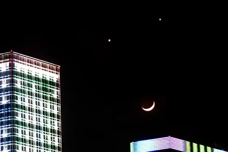 2008年12月1日,"双星伴月"形成一个笑脸. ic photo 图