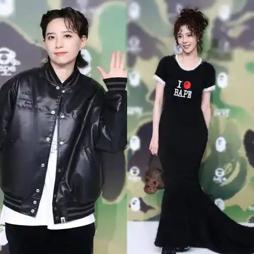 李斯丹妮身穿一件黑色皮衣,宋妍霏身穿一条黑色的针织长裙搭配一头