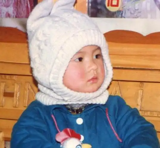 张予曦童年照遭疯传五官可爱美成洋娃娃原来她才是在逃公主