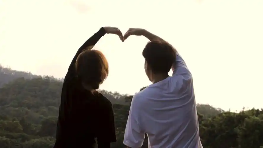 情侣比心牵手相爱画面特写4k视频