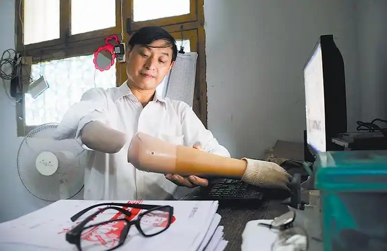 由于白天教学任务重,每天只有回到家时黄老师才将假肢取下来透透气.