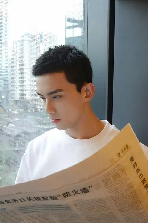 1/9 2021年9月21日讯,吴磊的一组复刻新角色时间表polg释出,他梳寸头