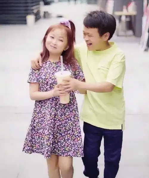 原创朱洁身高1米2423岁嫁侏儒症秦学士后月入过万活成小公主