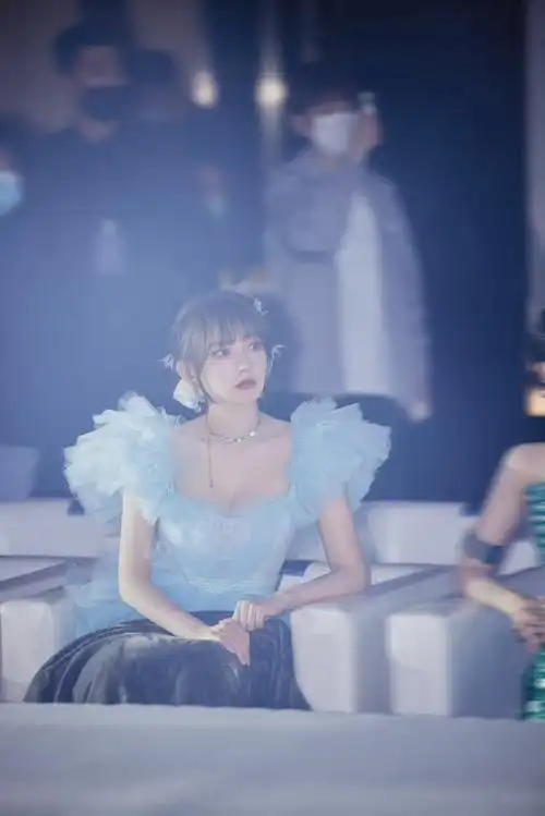 程潇把鲜花戴在了头上