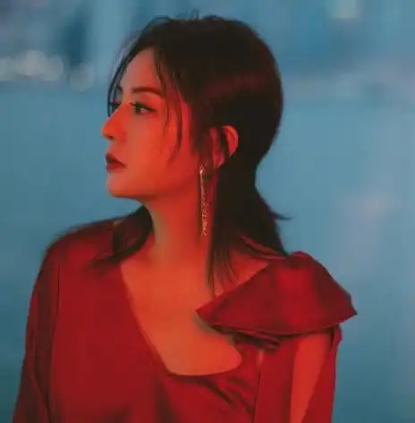 女星的红色长裙赵薇没腰身杨采钰有女强人的feel