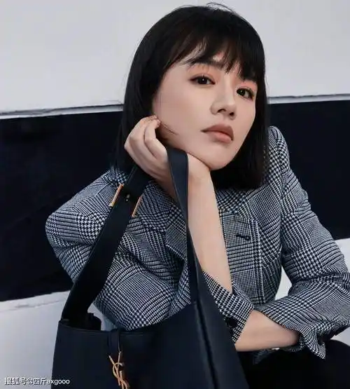 马思纯乘坐地铁引热议,笑容灿烂没架子,和普通人一样挤座位_明星动态