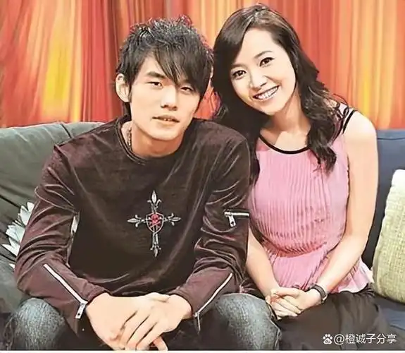 天王的垂青让年轻的昆凌欣喜若狂,虽然那时她正和棒棒糖男孩李铨谈