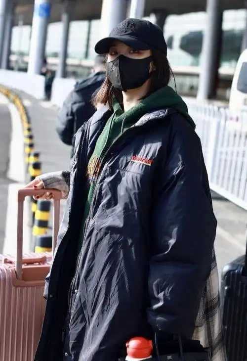 张佳宁亮相北京机场留着清新的短发真的是特别迷人