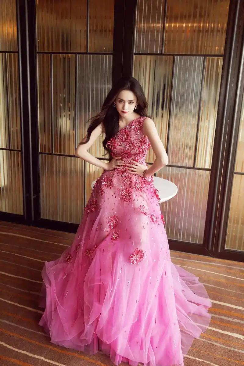 美艳无敌古力娜扎穿上粉色透视礼服裙一袭轻纱如诗如画精致到极致