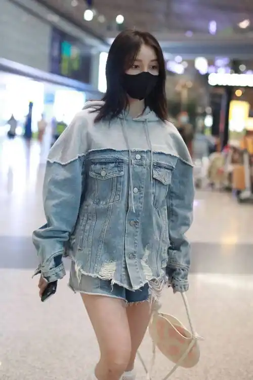 姜贞羽穿超短裤现身机场 大秀美腿走路带风-搜狐大视野-搜狐新闻