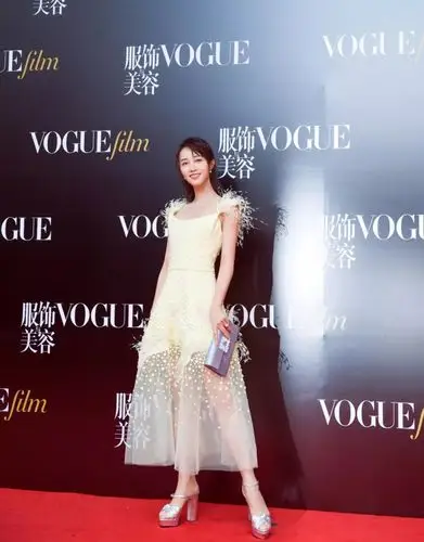 蓝盈莹身高169,穿"鹅毛"礼服,网友:穿出了179的气势!