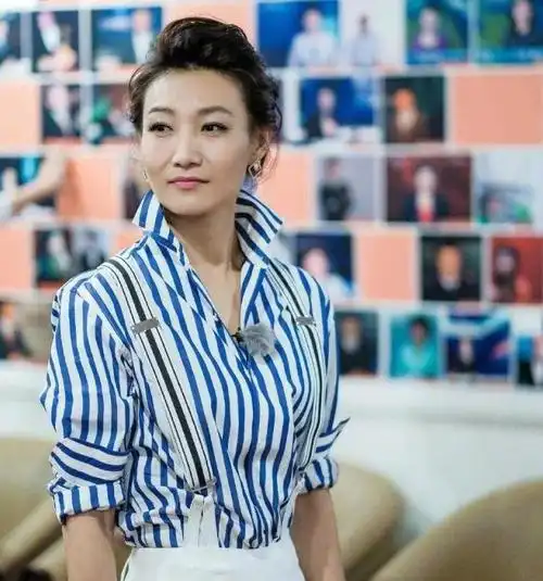 央视主持李梓萌身材真好,穿衬衫配背带裤气场强大,不输张蕾