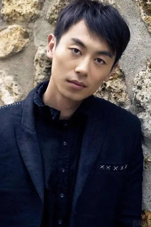 箱子里面装着他的勋章和女儿的照片,朱亚文还配文道:"里面装着的,是他