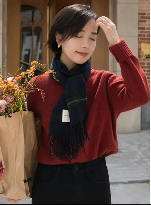 中年女人穿红衣服表明(中年女人穿红毛衣是扮嫩)(1)