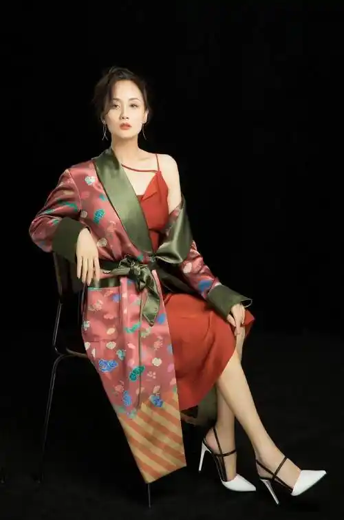 强势婆婆李颖这么美缎面睡袍配吊带眼窝深却显得气场足