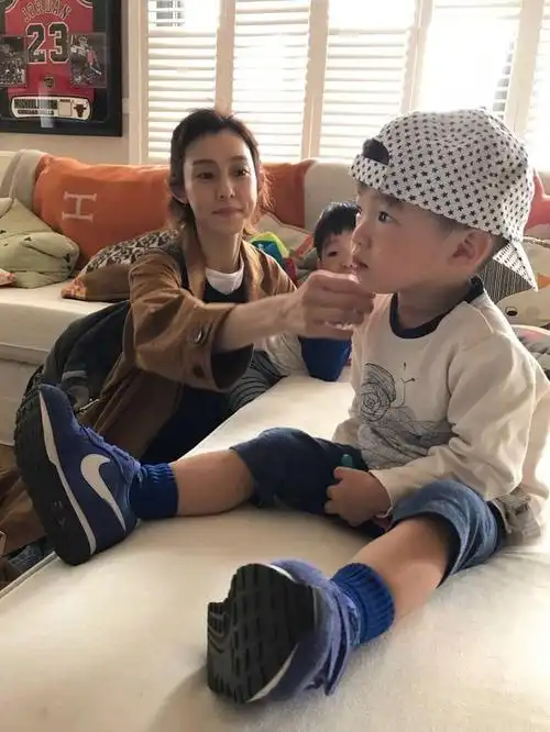 范玮琪晒双胞胎儿子照片,孩子的睡姿萌翻了!