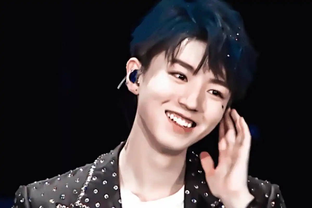 王俊凯的虎牙进化史 一直都是那个开朗明媚的大男孩,笑起来小虎牙太