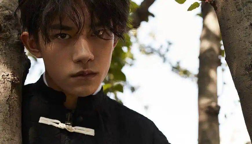 原创易烊千玺生图曝光五官精致状态良好却因身高引质疑