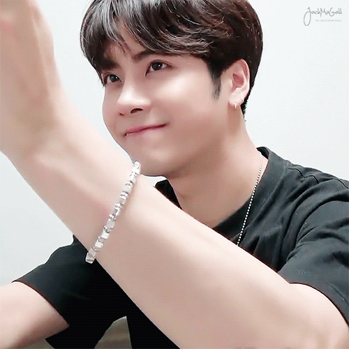 王嘉尔gif微笑gif拍照gif帅哥gif