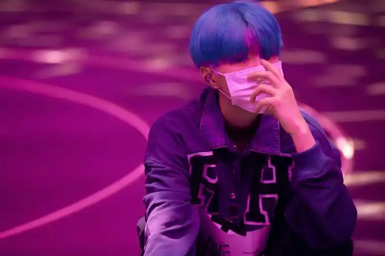 范丞丞乐华家族演唱会彩排照 是蓝发丞!_高清图集_新浪网