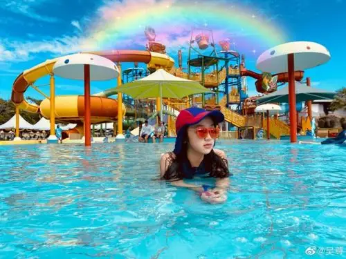 吴尊带儿女玩水max挑战高难度倒立neinei穿泳装秀长腿